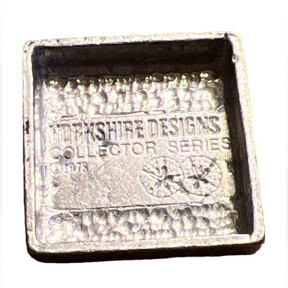 Vtg. 1978 Yorkshire Designs Collectors Pewter 1" Dolphin Trinket Storage Box Lid - Picture 3 of 3